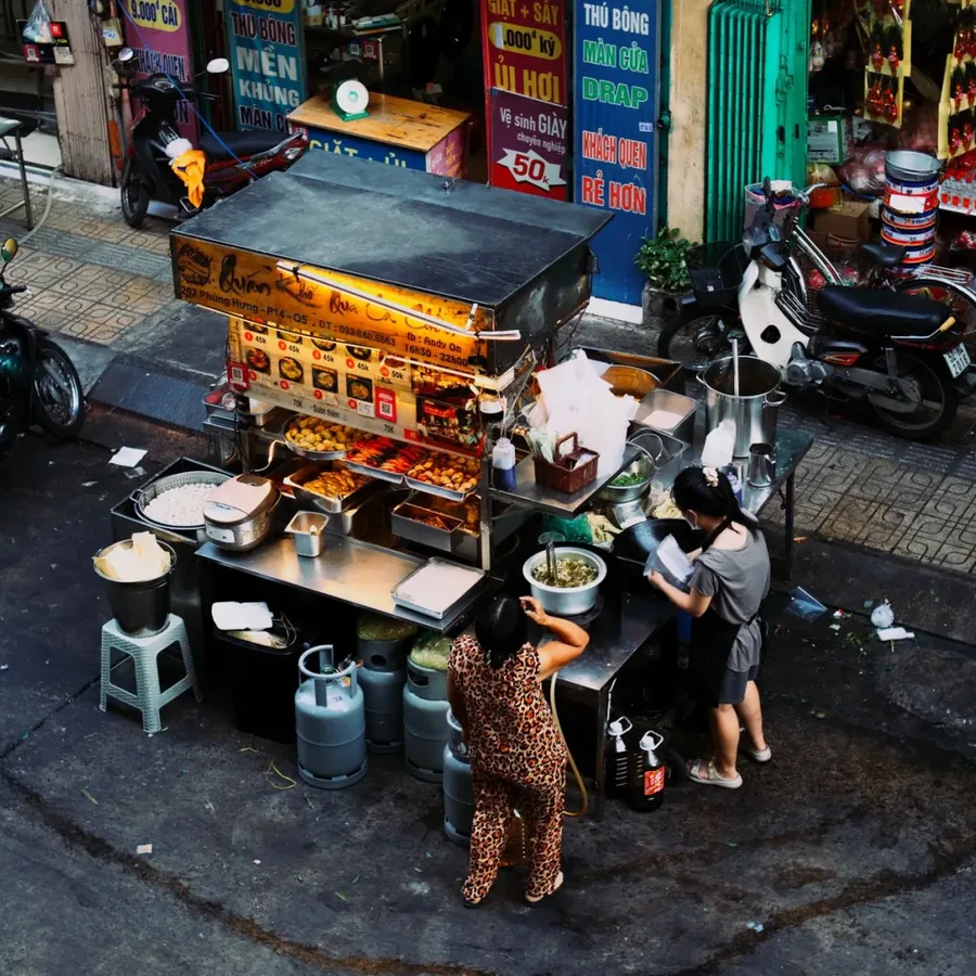 Bàn ăn tại Hoàng Thị Xinh